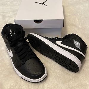Women’s Air Jordan 1 Mid Black and White ! Worn once